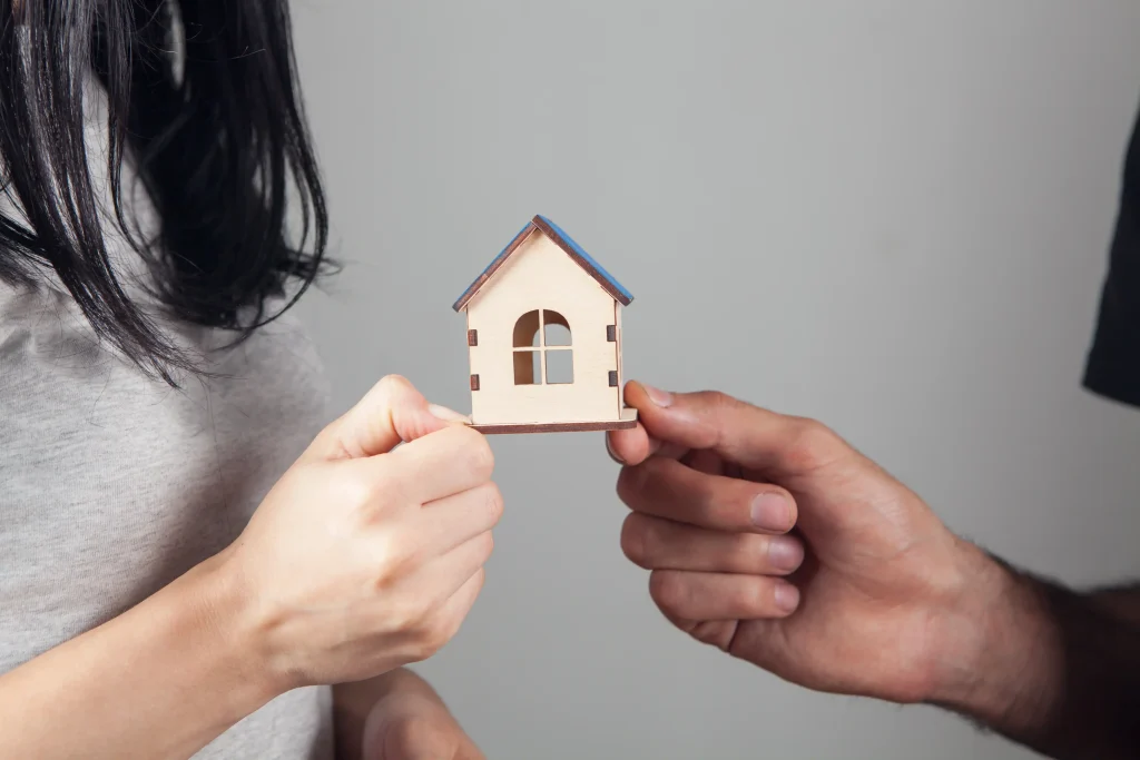 como quedarse con la casa en un divorcio sin hijos