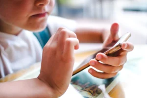Es legal quitarle el móvil a tu hijo